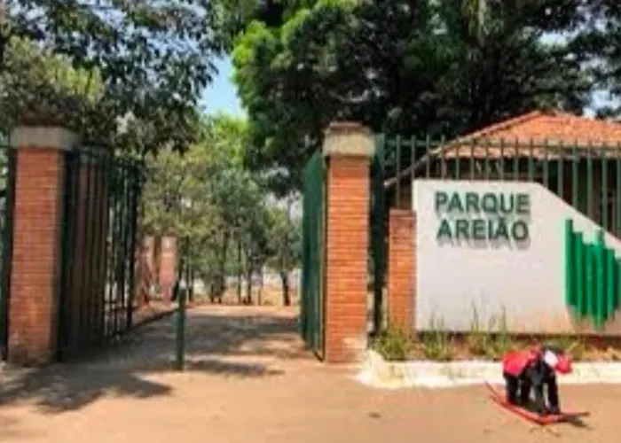 Quartos Quintal Bueno! Com ar, tv e internet no melhor bairro de Goiânia! Perto do Goiânia Shopping, Parque Areião Hospital Premium Mater Dei OVG Vaca Brava Marista Campo do Goiás!